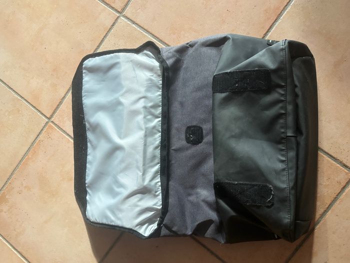 sacoche vélo BTWIN décahtlon avec sa housse pluie - photo numéro 2