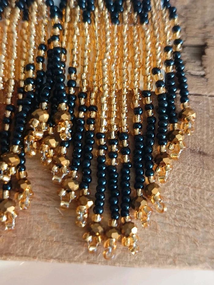 Boucles d'oreilles pendantes perles noires et doré - photo numéro 3