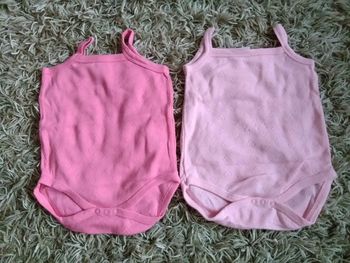 2 bodies bretelles, taille 62/68, NEUF, jamais portés