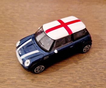 Mini cooper bleue toit royaume uni  bburago 1/43  en très bon état