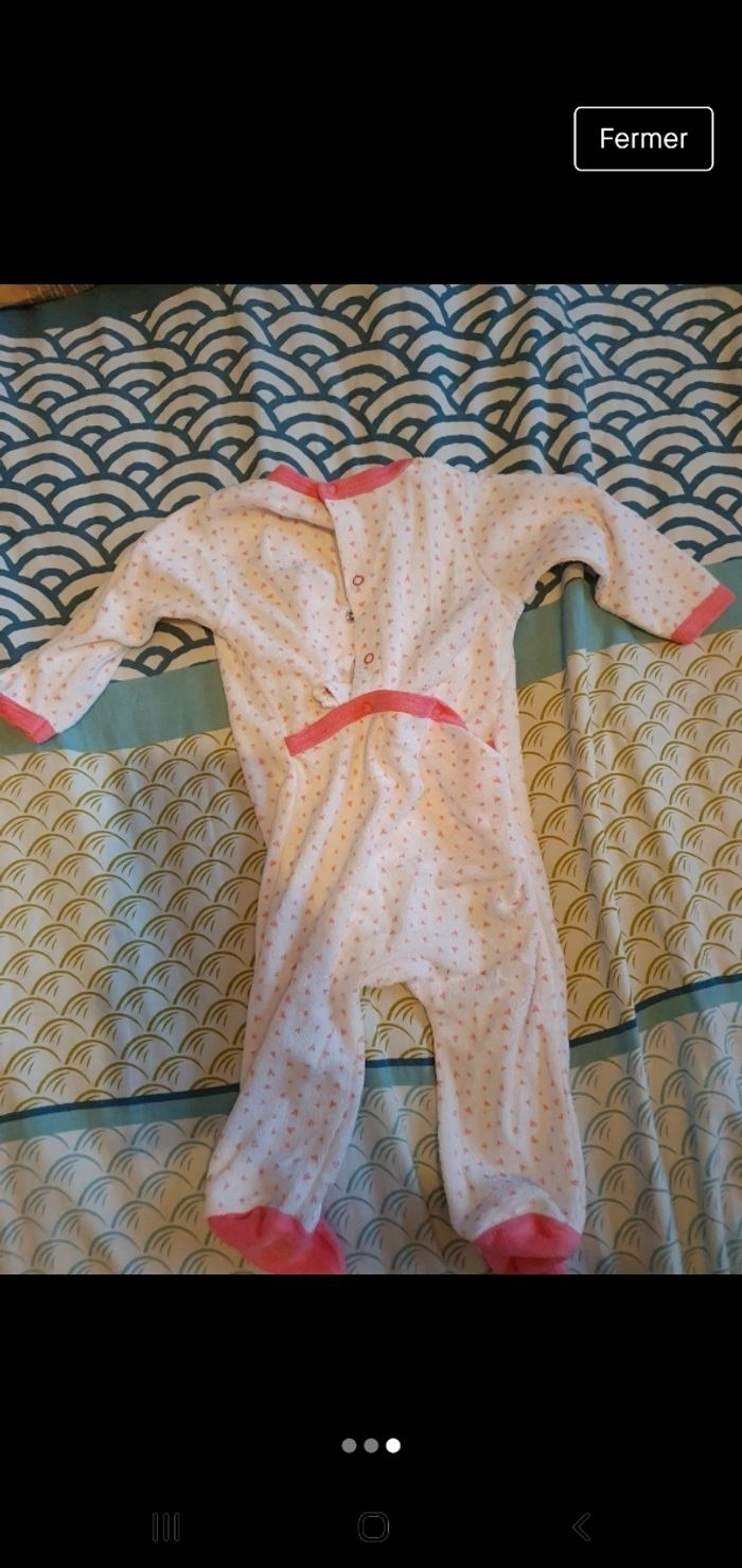 2 bodys manches longues + 1 Pyjama 6 mois - photo numéro 3