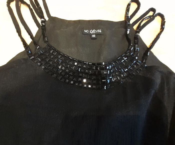 Très belle robe noire satinée à porter avec ou sans ceinture - photo numéro 3