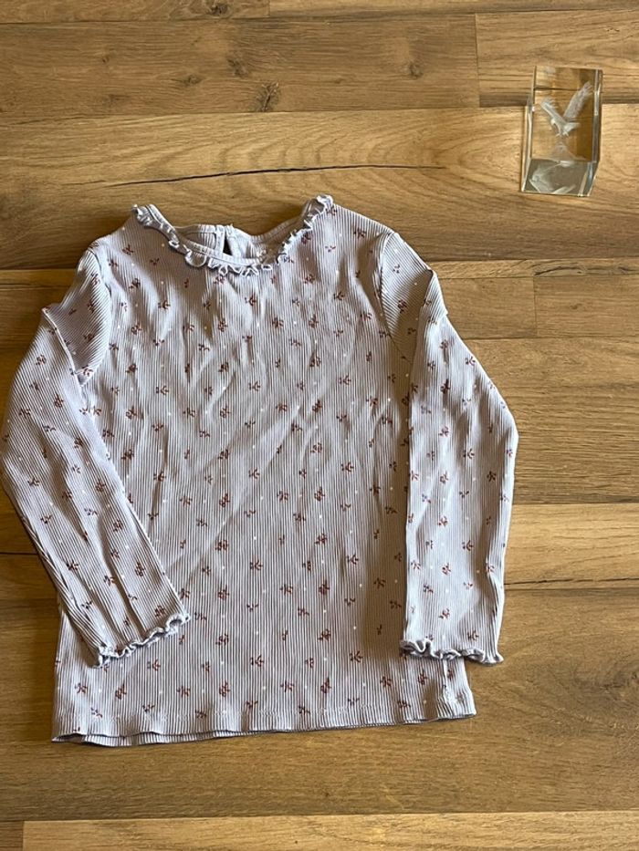 Je vend un pull fin fille 3 ans 94 cm très bon état