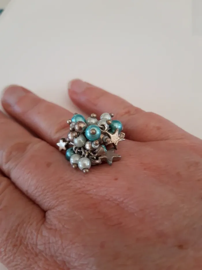 Bague ajustable avec "breloques" années 90