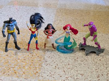 Lot figurines disney et supers héros
