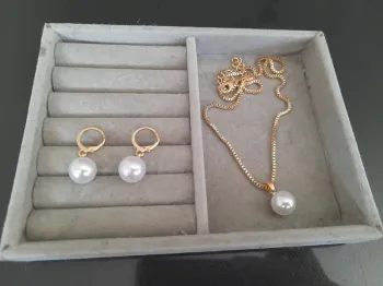 boucle d'oreille et collier