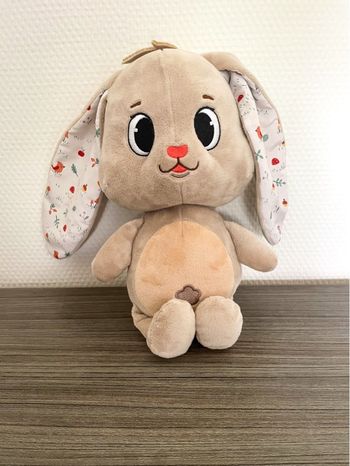 Peluche Léon le lapin sensoriel Auchan 
