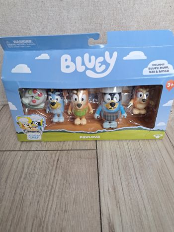 Figurines bluey et sa famille, bingo, bandit et chilli font la cuisine. Pavlova. Neuf ! 