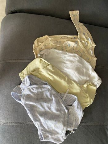 Lot de bodies 2 de 3mois et 2de 1 mois