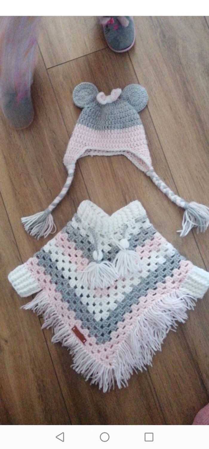 Poncho et bonnet fait main