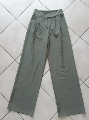 Pantalon à Jambes Larges Taille S Neuve jamais porté!