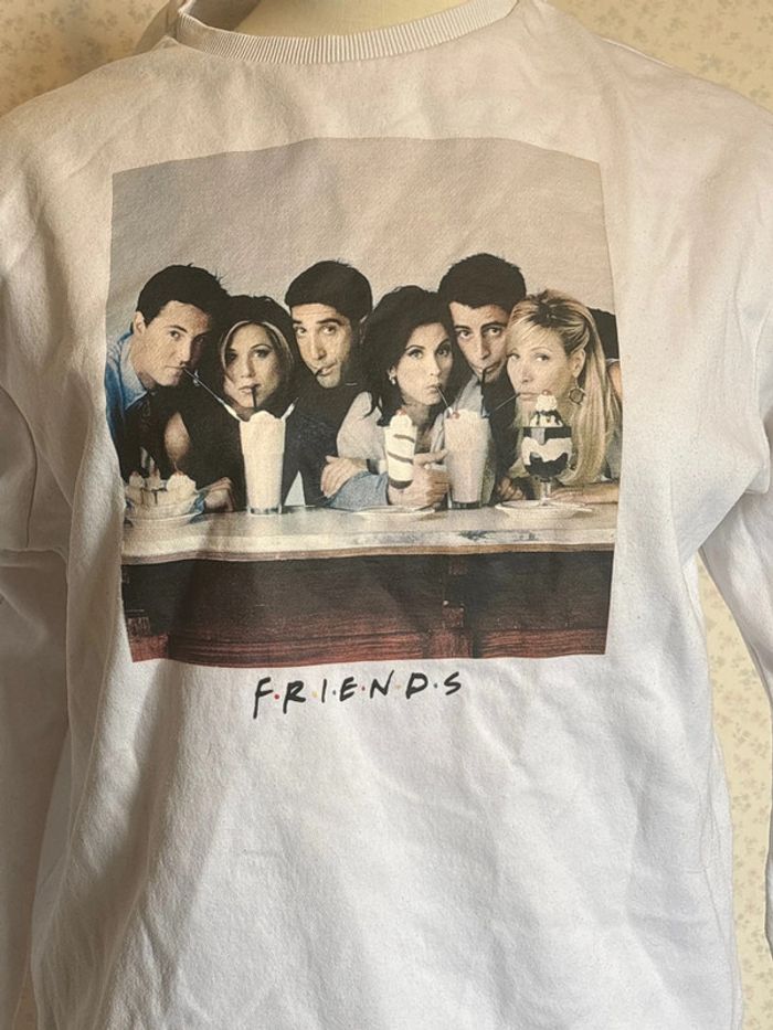 Pull imprimer friends taille 38 marque h&m - photo numéro 2