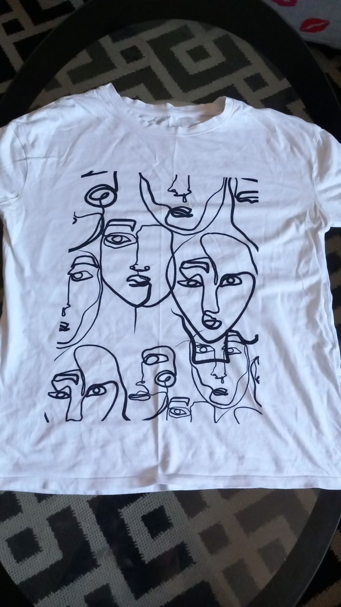 T-shirt blanc motif visages dessin linéaire - photo numéro 7