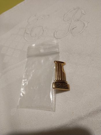 Broche dorée un jour ailleurs