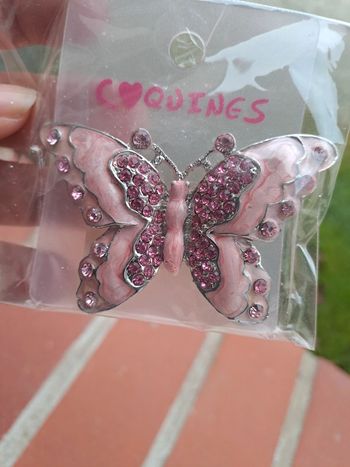 Broche papillon rose