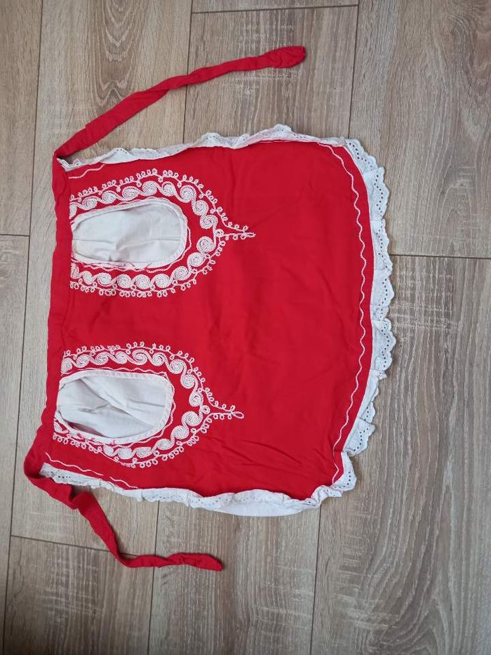 Tablier rouge et blanc folklorique vintage