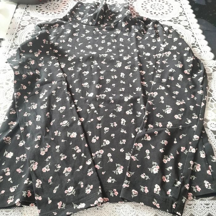T shirt col roulé a fleurs