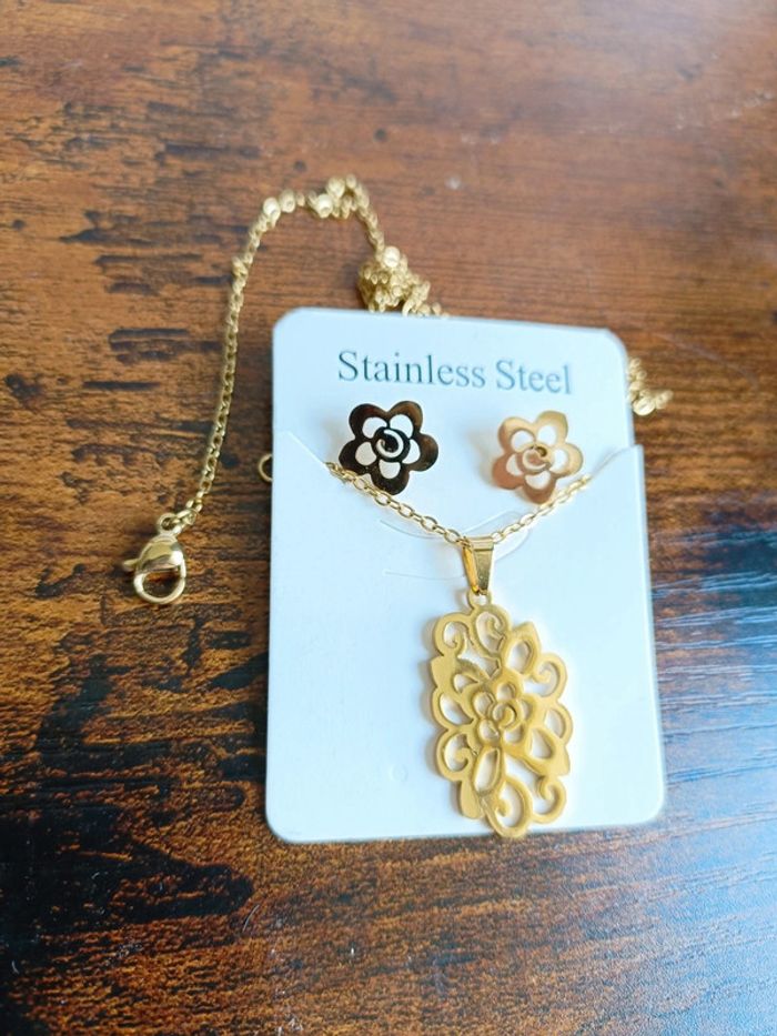Ensemble de bijoux fleurs doré avec boîte - photo numéro 3