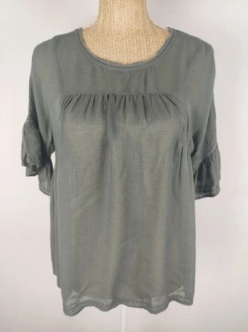Blouse légère manches courtes kaki gris détails broderies taille S Sud Express