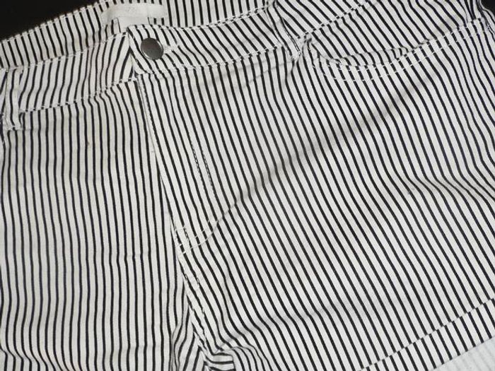 Short à rayures " H&M " (T. 44) - Neuf sans étiquette - photo numéro 2