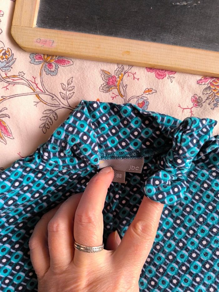 Joli haut  manches longues taille 2 ans en très bon état - photo numéro 2