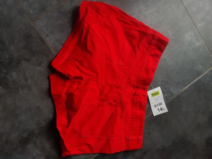Short rouge neuf - photo numéro 2