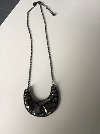 Collier fantaisie forme croissant de lune
