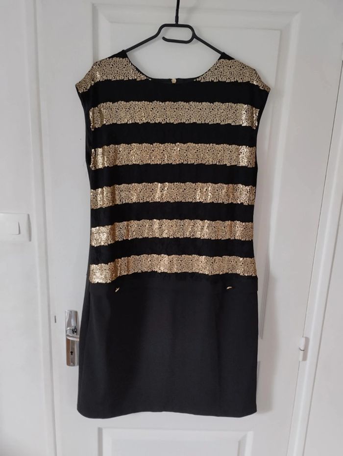 Jolie robe noire/ doré
