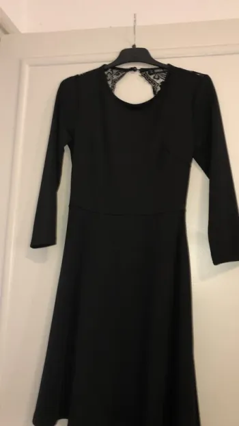 Robe noire dos nu
