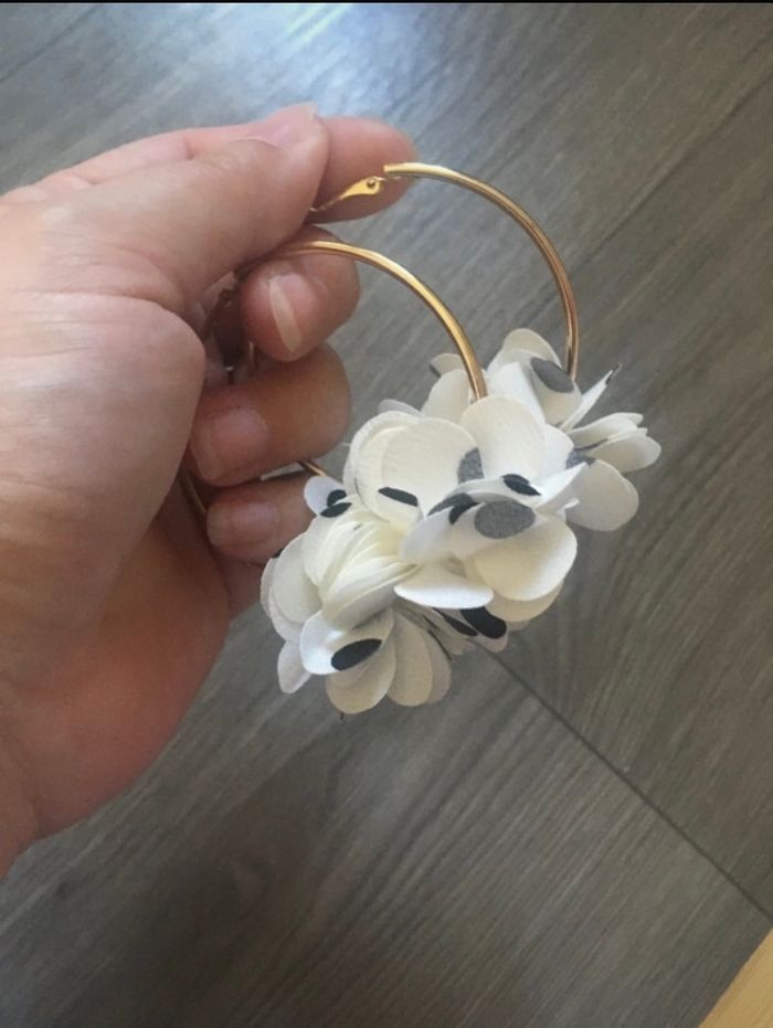 Créoles / Boucles d’oreilles à froufrous NEUVES pour femme couleurs blanc, noir et doré - photo numéro 9