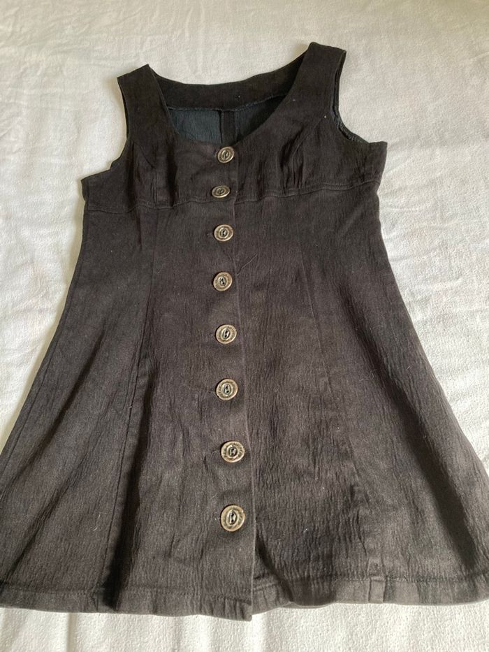 Robe noire à boutons