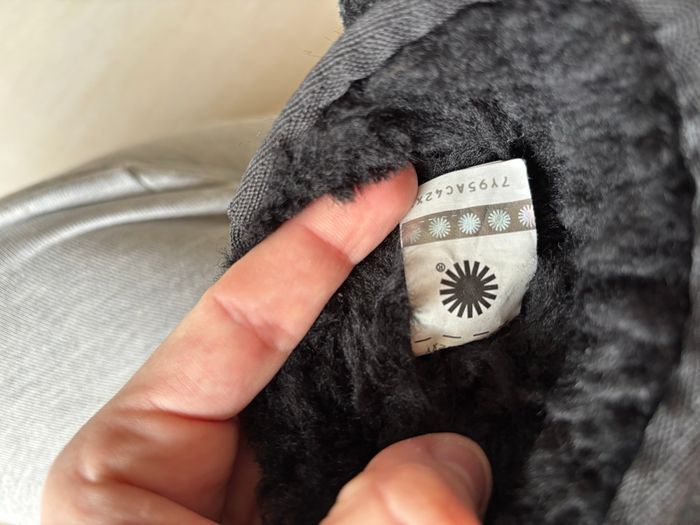 Ugg mini noire - photo numéro 4