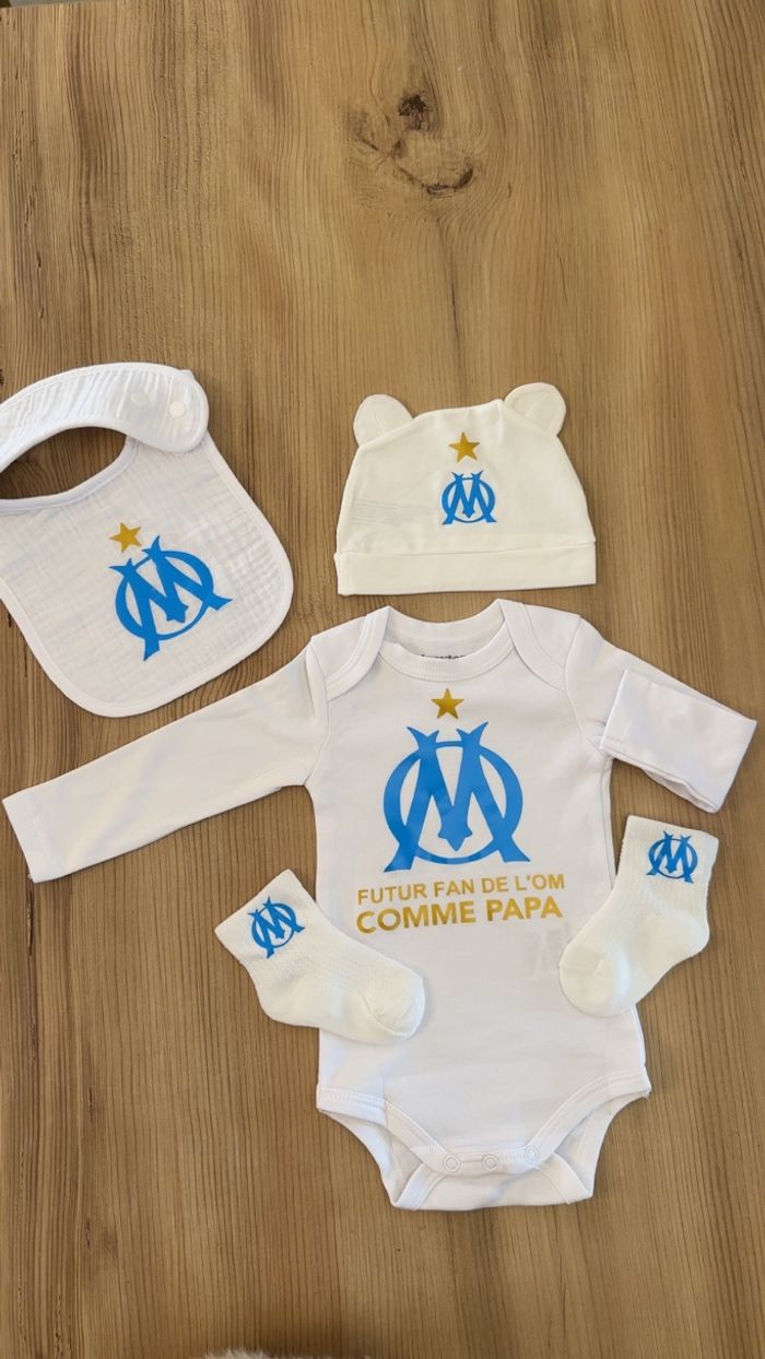 Ensemble cadeau de naissance bébé foot om papa Marseille bb  bodie manche longue bonnet bavoir et chaussettes - photo numéro 3