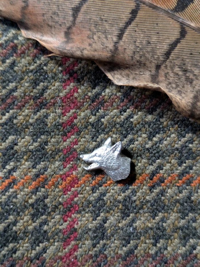 Micro pin's étain Tête de Renard 🦊 signé AR Brown Fox