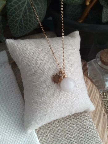 Collier avec pierre de lune naturelle et soleil en acier