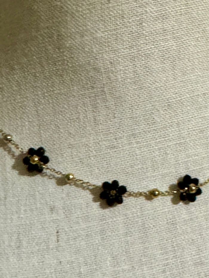 Collier chaîne réglable petites boules acier inoxydable or fleurs marguerites perles noires - photo numéro 2