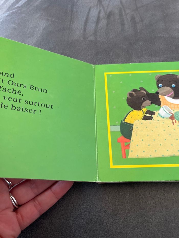 Livre cartonné petit ours brun et les baisers - photo numéro 2