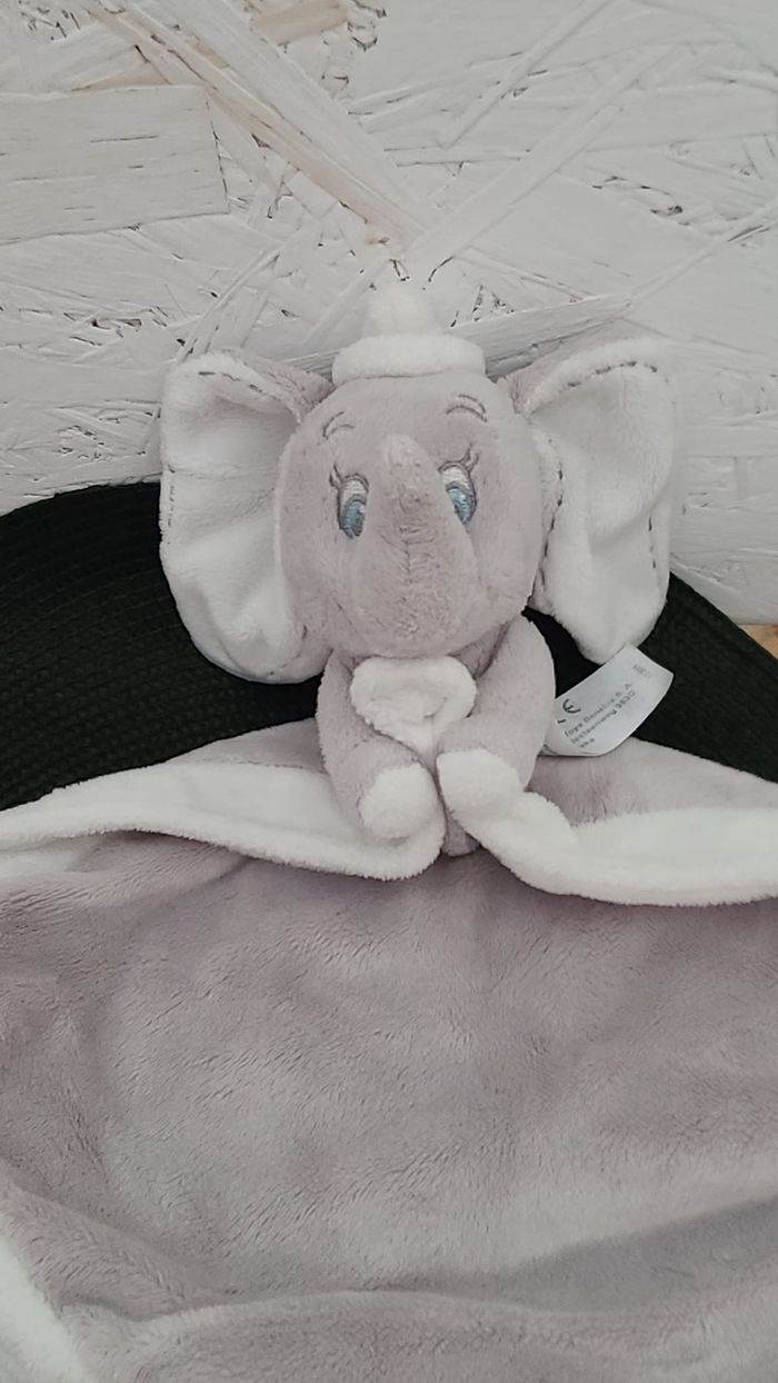- DOUDOU PLAT ELEPHANT DUMBO DISNEY NICOTOY GRIS YEUX BLEU CHAPEAU BLANC - photo numéro 4