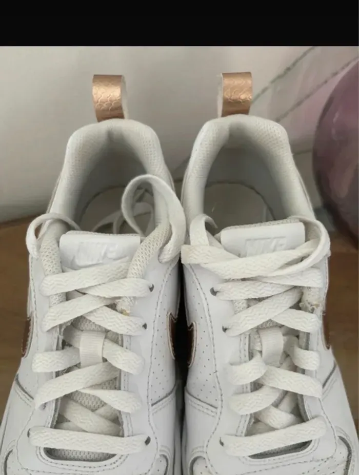 Baskets nike femme court borought low blanc doré - photo numéro 5