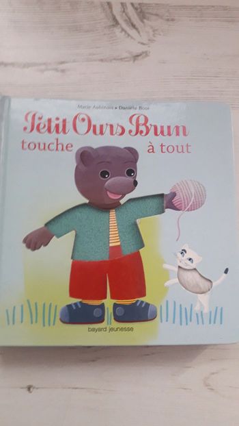 Livre Petit ours brun touche à tout