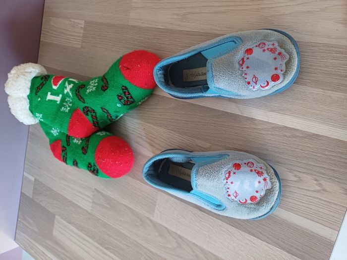 pantoufles et chaussettes antidérapantes Pointure 24