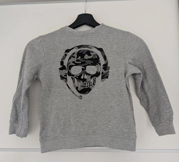 Sweat gris tête de mort avec casque 6/7 ans