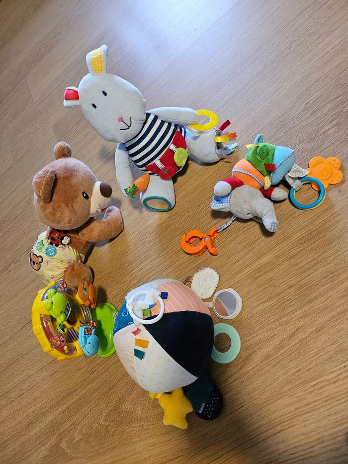 Lot de jouets bébé