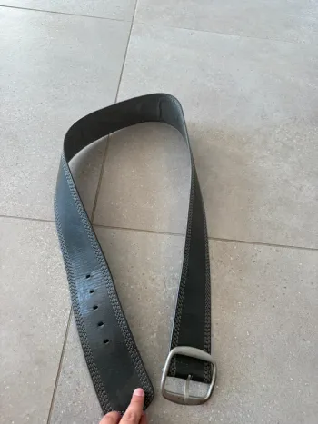 Ceinture grise, bon état mais il ya des petites marques d'usures, 114x7,5cm