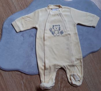 Pyjama jaune avec petit chat 3 mois état neuf