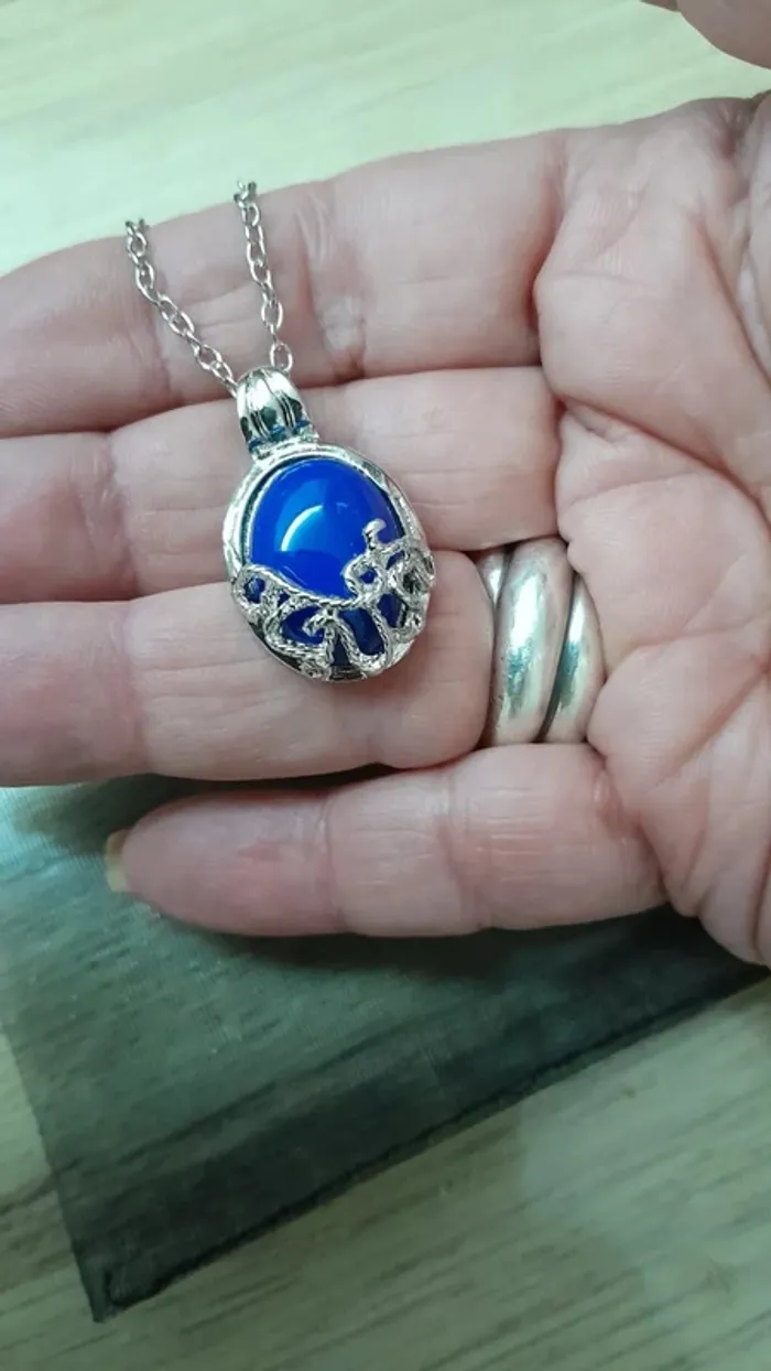 Collier pendentif Pierre bleue, Vintage porté par Katherine dans Vampire Diaries - photo numéro 4