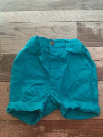 Short bleu taille 12 mois