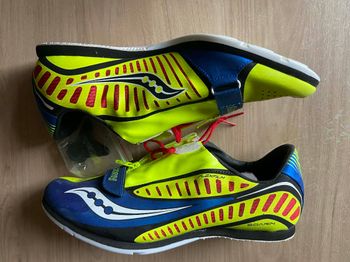 Chaussure Saucony Soarin J Jump Spike jaune et bleu taille 44,5
Spécialisé pour triple saut, saut en longueur et saut à la perche
Neuf sans boîte d'origine