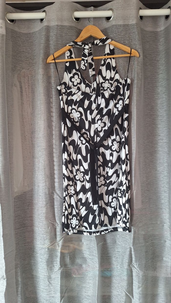 Robe dos nu - photo numéro 2