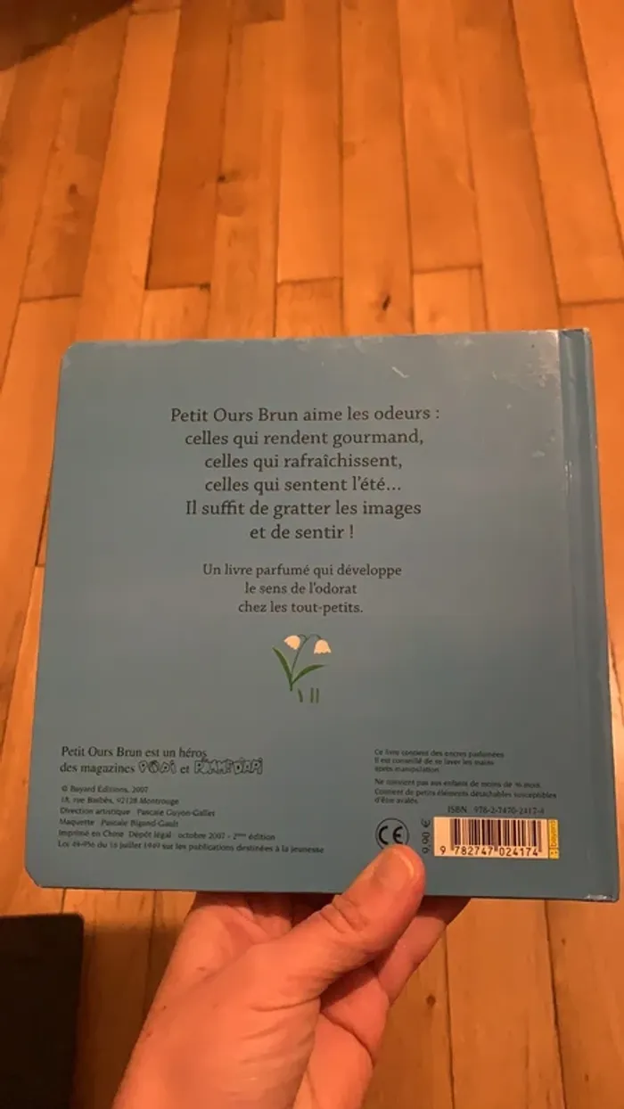 Livre petit ours brun sent tout - photo numéro 3